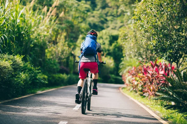 Mujer Ciclismo Sendero Del Parque Tropical Verano — Foto de Stock