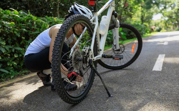 Kobieta Rowerzystka Ustawić Łańcuchy Rowerowe Parku Słoneczny Dzień — Zdjęcie stockowe