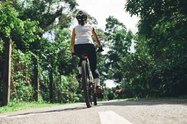 Frau Fährt Sonnigem Tag Auf Radweg Park — Stockfoto