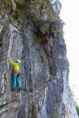 Uçurumdaki kadın dağcı