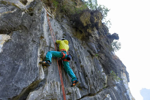 Жіночий Альпініст Скелі — стокове фото