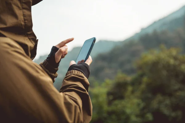 Erfolgreicher Wanderer Mit Smartphone Auf Berggipfel — Stockfoto