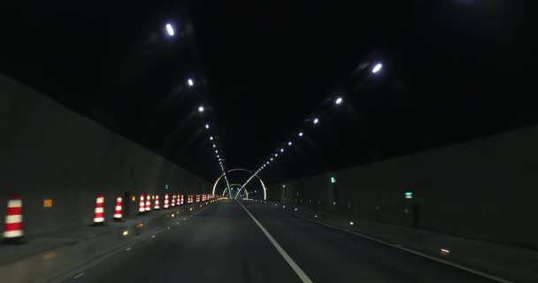 Coche Conduciendo Túnel Subterráneo Con Luces — Vídeo de stock