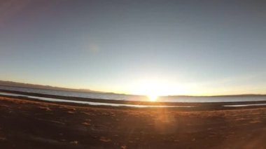 Denizin üzerindeki güzel gün batımının manzarası