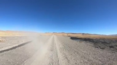 Araba çölde yolda ilerliyor.