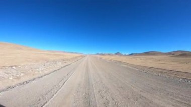 Araba çölde yolda ilerliyor.