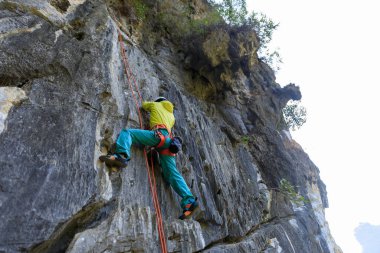 Uçurumdaki kadın dağcı