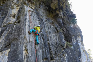 Uçurumdaki kadın dağcı