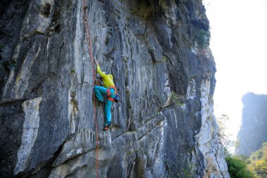 Uçurumdaki kadın dağcı