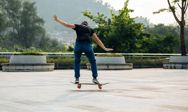 Femme Asiatique Skateboarder Skateboard Dans Ville Moderne — Photo