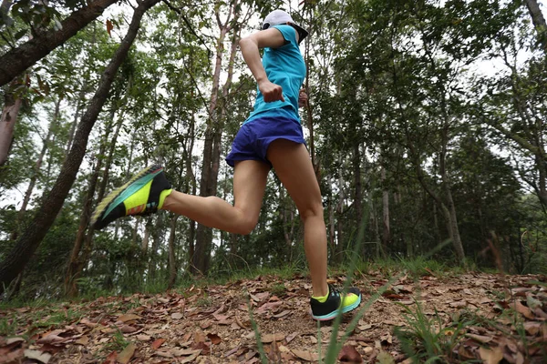 Kvinnlig Löpare Skogsstig — Stockfoto