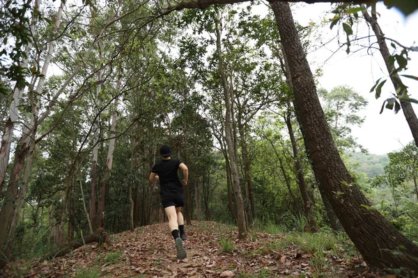 跑在森林小径上的女跑步者 — 图库照片
