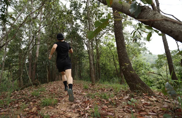 跑在森林小径上的女跑步者 — 图库照片