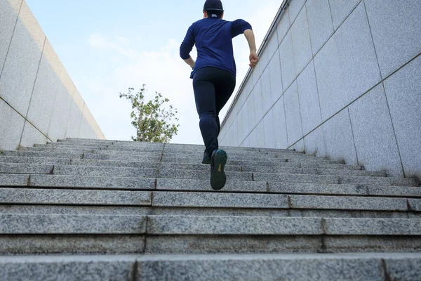 Спортивная Женщина Бегает Лестнице Городе — стоковое фото
