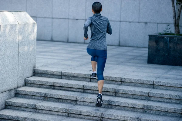 Mujer Fitness Corriendo Escaleras Arriba Ciudad — Foto de Stock