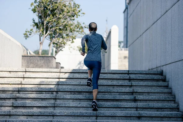 Фитнес Женщина Бежит Вверх Лестнице Городе — стоковое фото