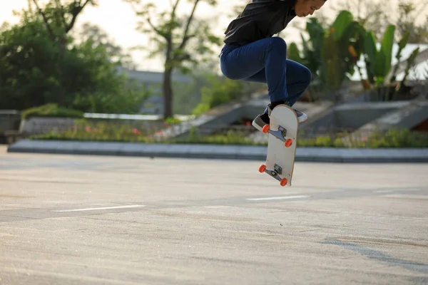 Kaykaycı şehir dışında kaykay yapıyor.