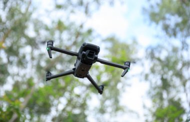 İHA bahar ormanında uçuyor.