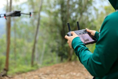 Uçan Drone bahar ormanında