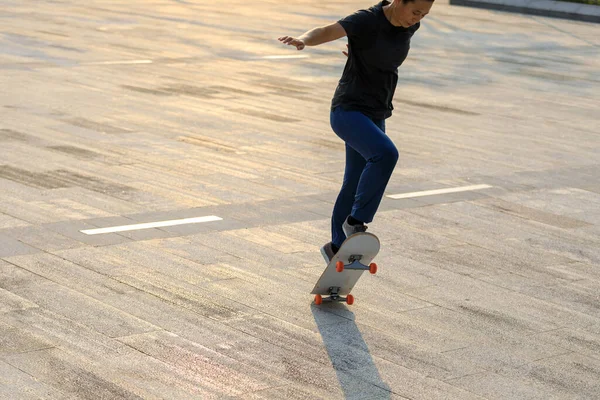 Skateboarder Skateboarden Draußen Der Stadt — Stockfoto