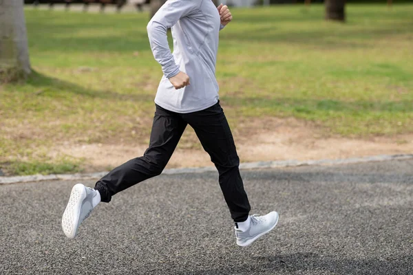 Tropik Parkta Koşan Sağlıklı Yaşam Tarzı Sportif Asyalı Kadın — Stok fotoğraf