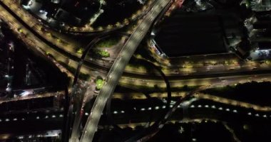 Işıklı şehir yollarının gece görüşü