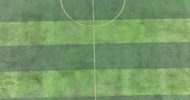 Yeşil çimenli futbol sahasının havadan görünüşü