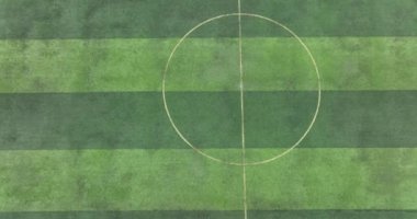 Yeşil çimenli futbol sahasının havadan görünüşü