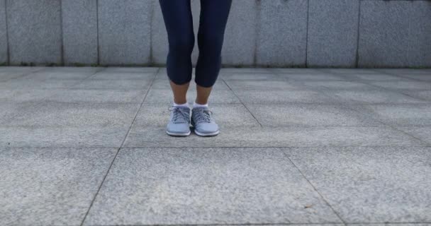 Joven Atleta Mujer Saltar Cuerda Ciudad — Vídeos de Stock