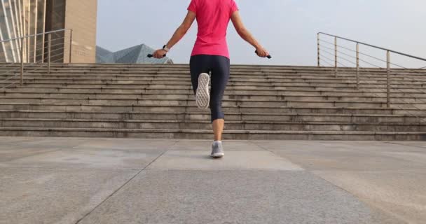 Jovem Atleta Mulher Pulando Corda Cidade — Vídeo de Stock