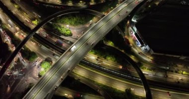 Işıklı şehir yollarının gece görüşü