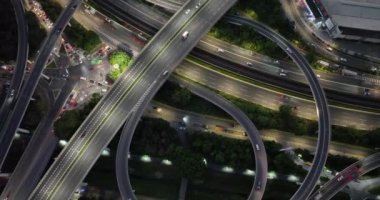 Işıklı şehir yollarının gece görüşü