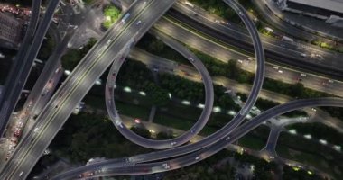 Işıklı şehir yollarının gece görüşü