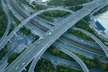 Çin 'in Şenzen şehrinde üst geçidi olan modern şehir binaları.