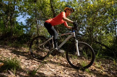 Bahar ormanında dağ bisikleti