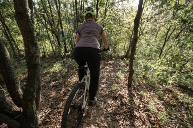Bahar ormanı patikasında dağ bisikleti