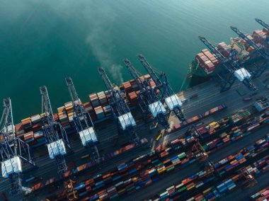 Konteynır terminalinin hava görünümü gün doğumu