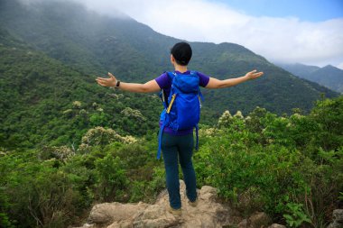 Başarılı yürüyüşçü kendini bahar zirvesinde özgür hisseder.