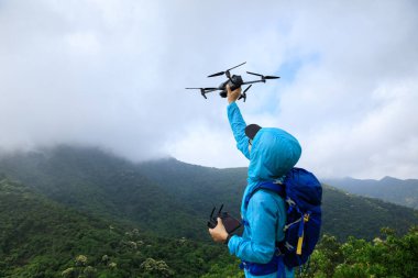 Uçan Drone bahar ormanında