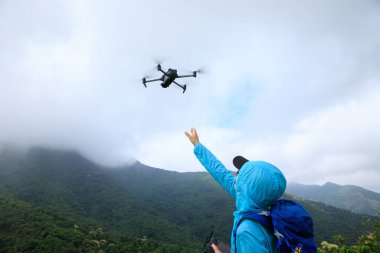 Uçan Drone bahar ormanında