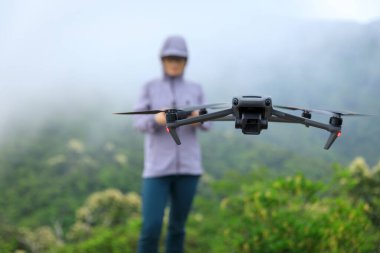 Uçan Drone bahar ormanında