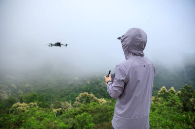 Uçan Drone bahar ormanında