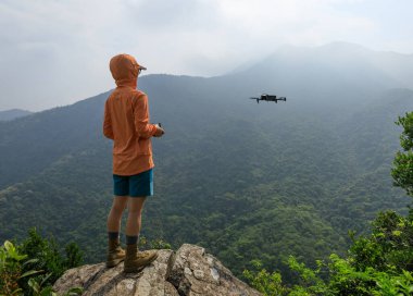 İHA bahar ormanında uçuyor.