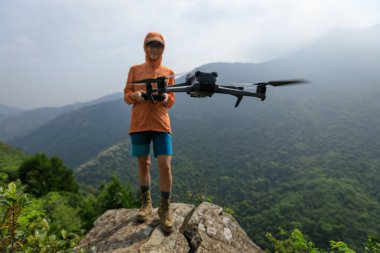 İHA bahar ormanında uçuyor.