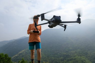 İHA bahar ormanında uçuyor.