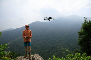 İHA bahar ormanında uçuyor.