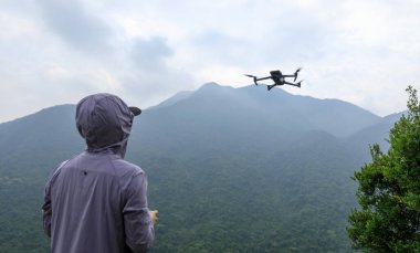 Uçan Drone bahar ormanında