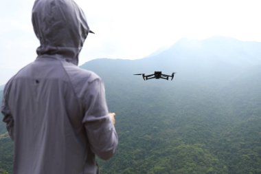 Uçan Drone bahar ormanında