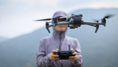 Uçan Drone bahar ormanında