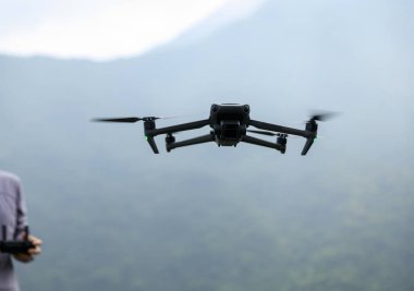 Siyah siluet gökyüzünde uçan drone